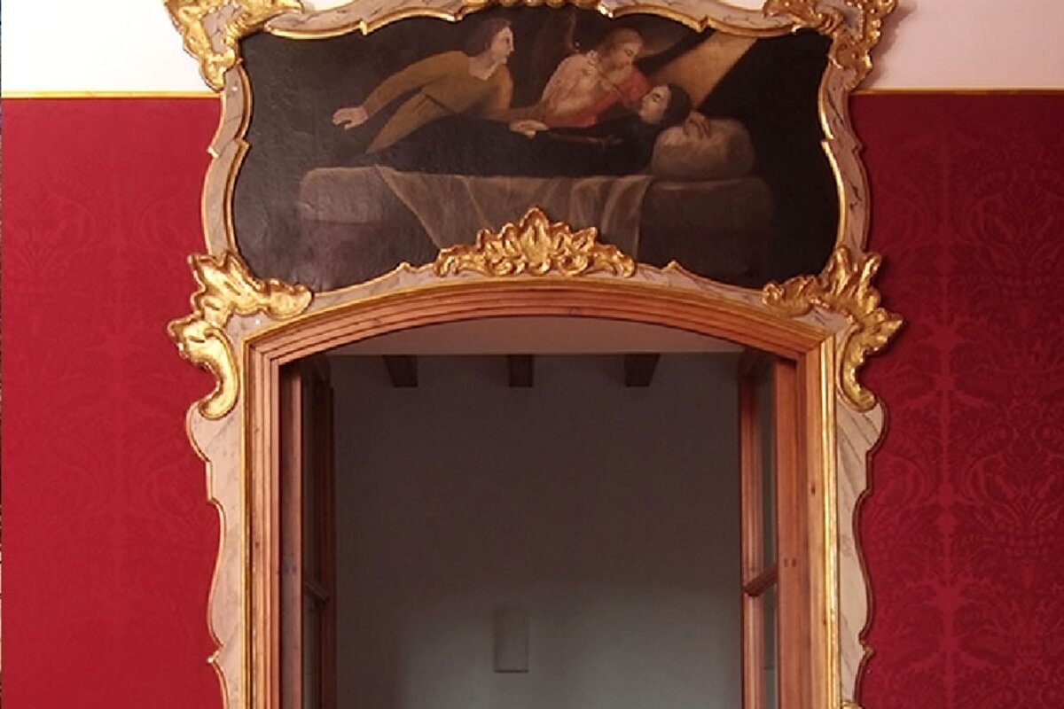 a photo of a doorway in raixa house majorca