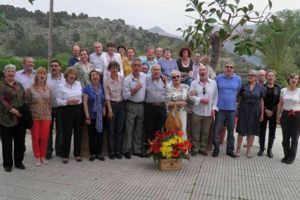 a photo of a choir of singers