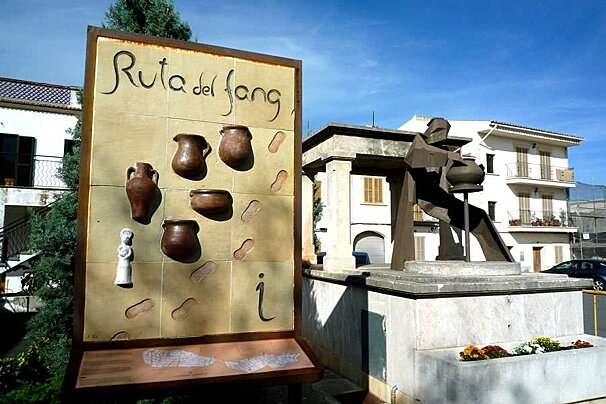 a photo of the tourist pottery route sign in majorca