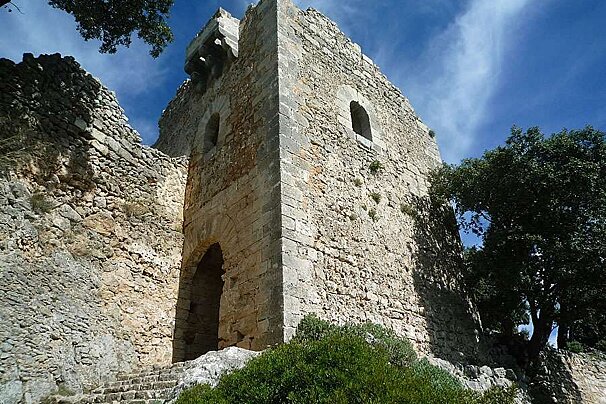 a photo of alaro castle in majorca