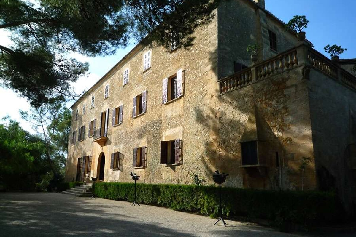 a photo of the exterior of els calderers manor house in majorca