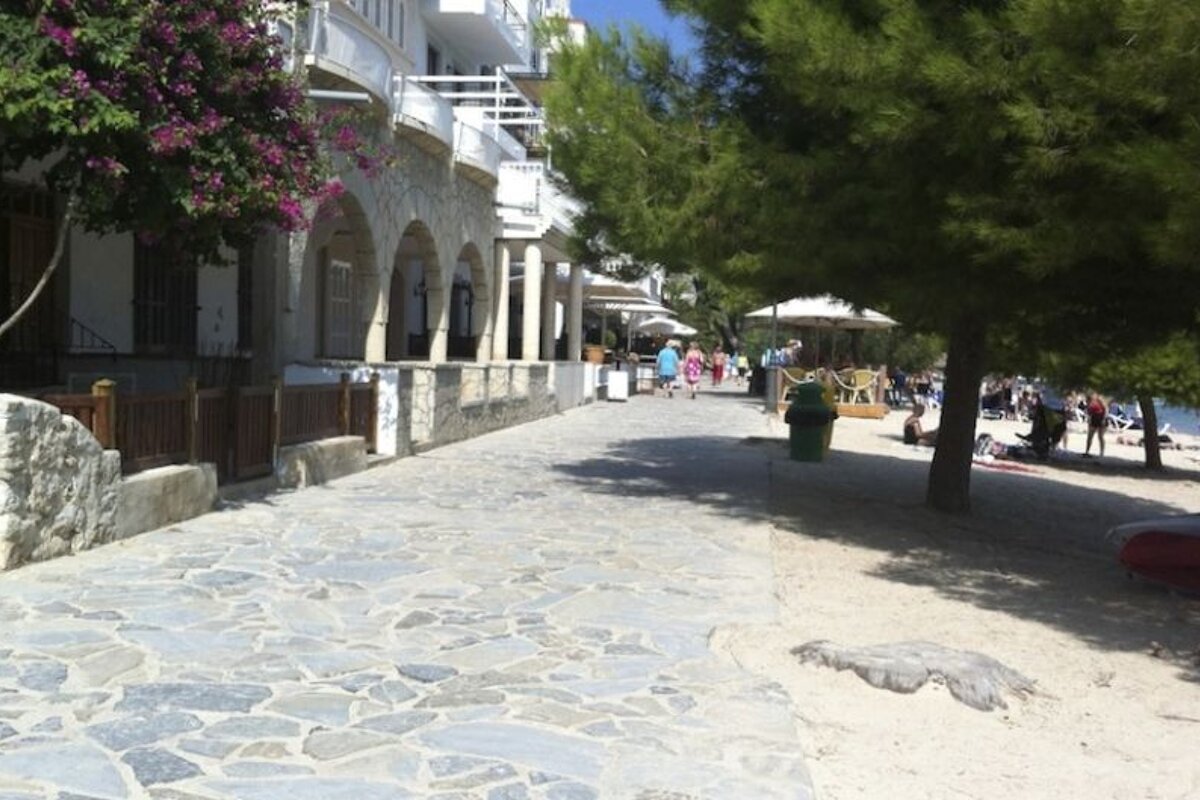 a photo of a paved walkway