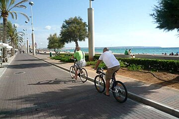 a photo of two cyclists in s arenal majorca