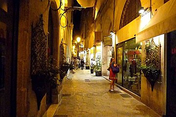 a photo of an old street in palma's evenings