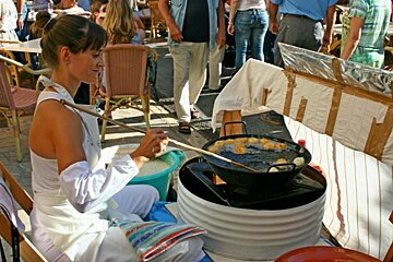 Lady cooking bunuelos at Sineu market