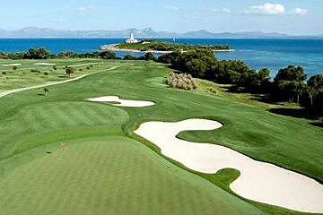 a photo of a golf green, bunkers and the sea