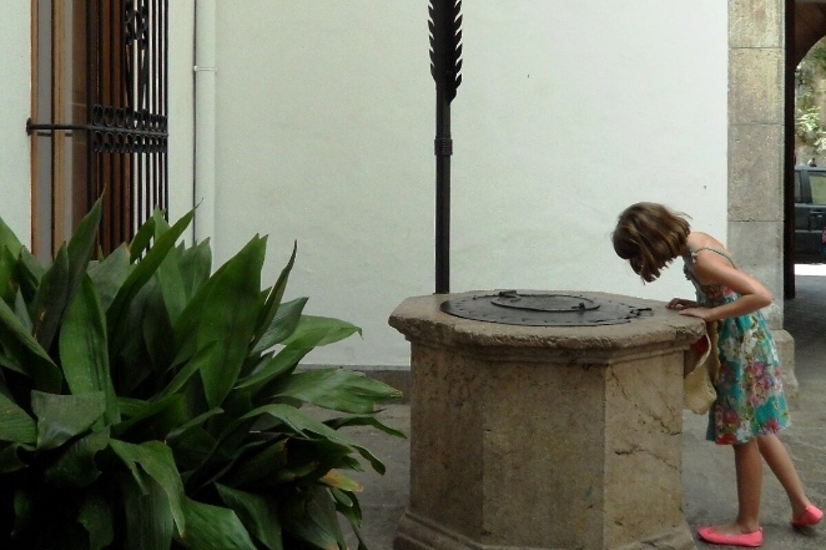 a photo of a girl at soller train station