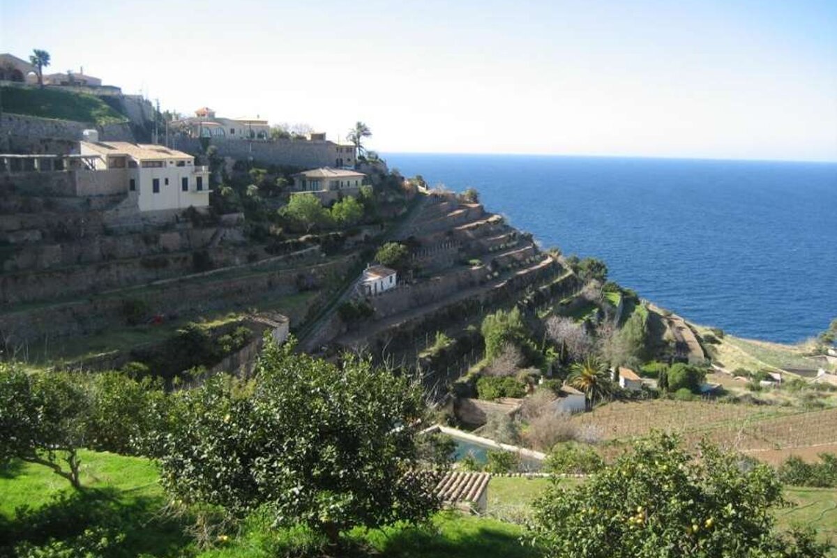 a photo of a majorcan coastal village