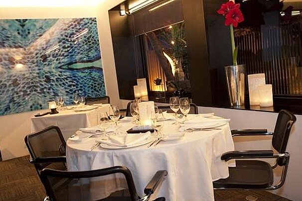 a photo of a dining room 