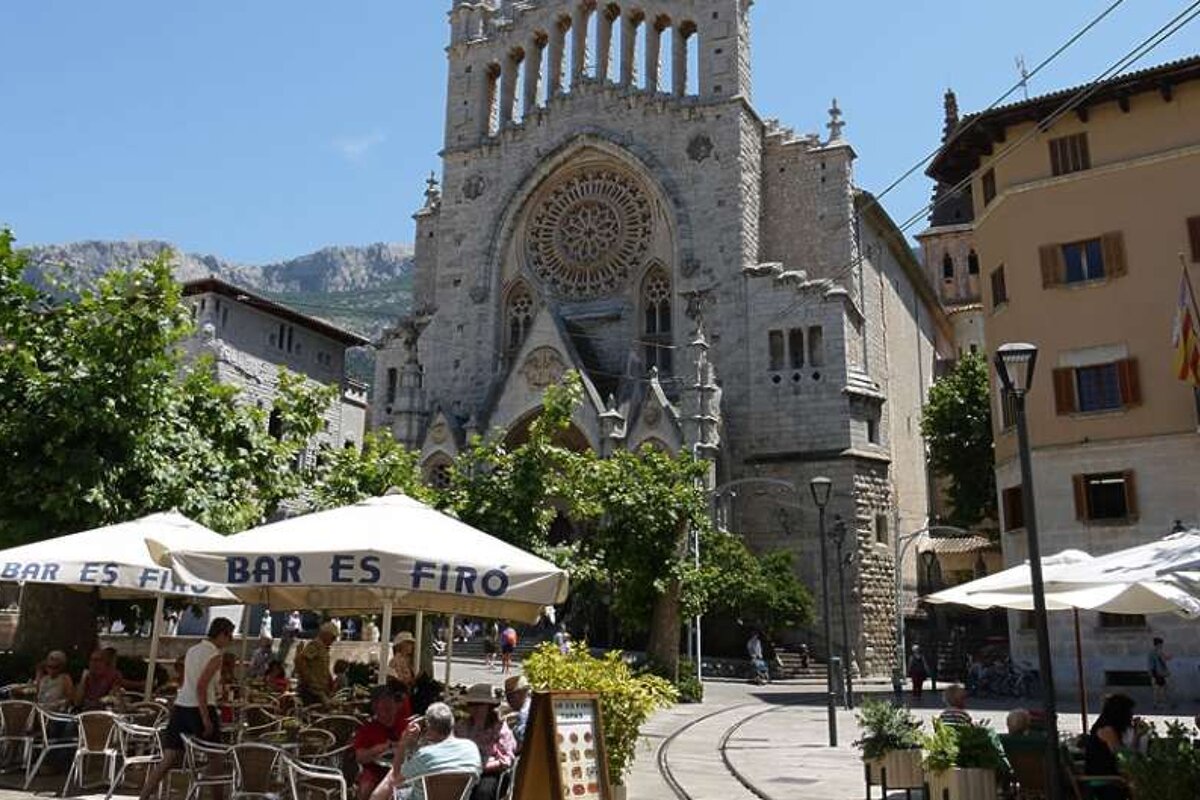photo of a church and a dining terrace