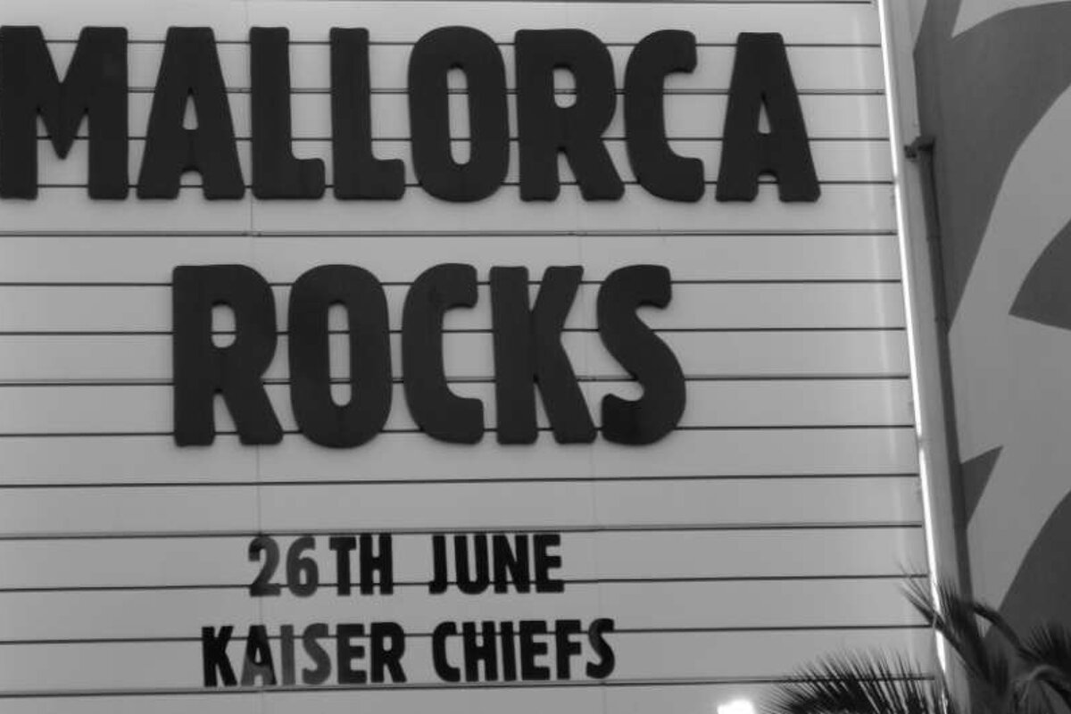 billboard with Kaiser Chiefs written on it