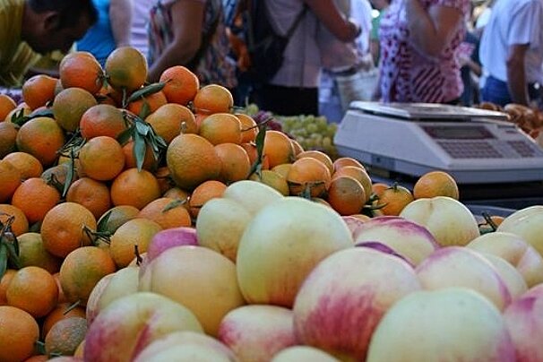 apples & clementines on stall at Sineu market
