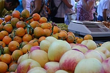 apples & clementines on stall at Sineu market