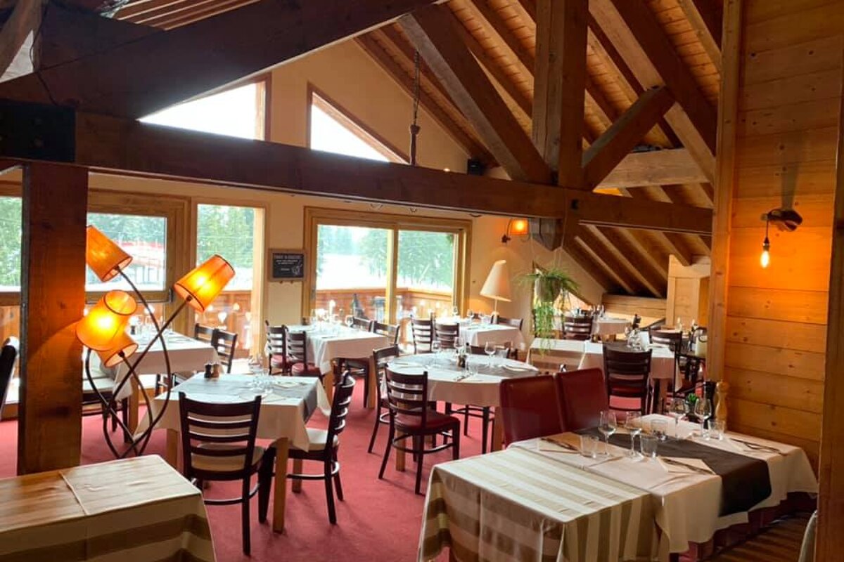 A dining room with tables and chairs and a sign that says ' l' amour ' on it