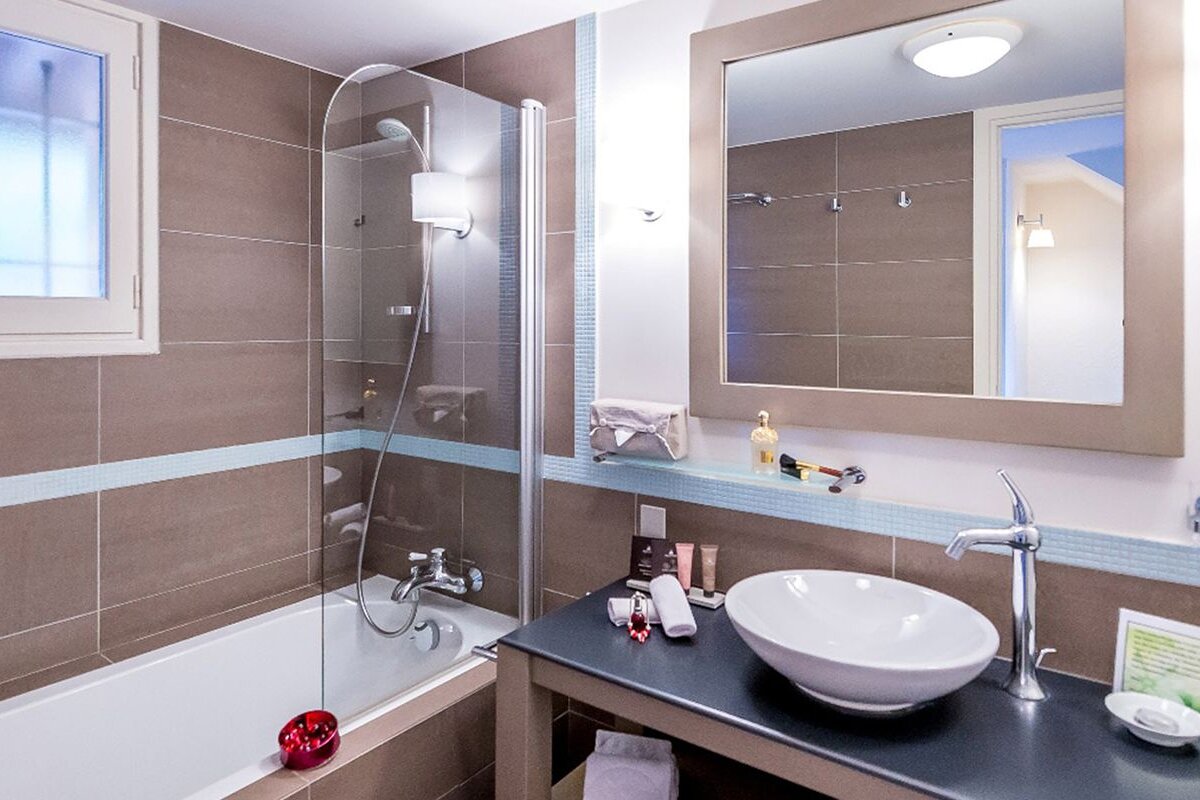 A bathroom with a sink and a bathtub