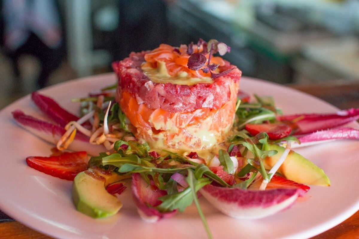 Jockey Beach Club, Las Salinas style of cuisine