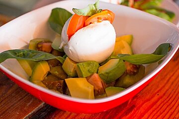 Jockey Beach Club, Las Salinas style of cuisine