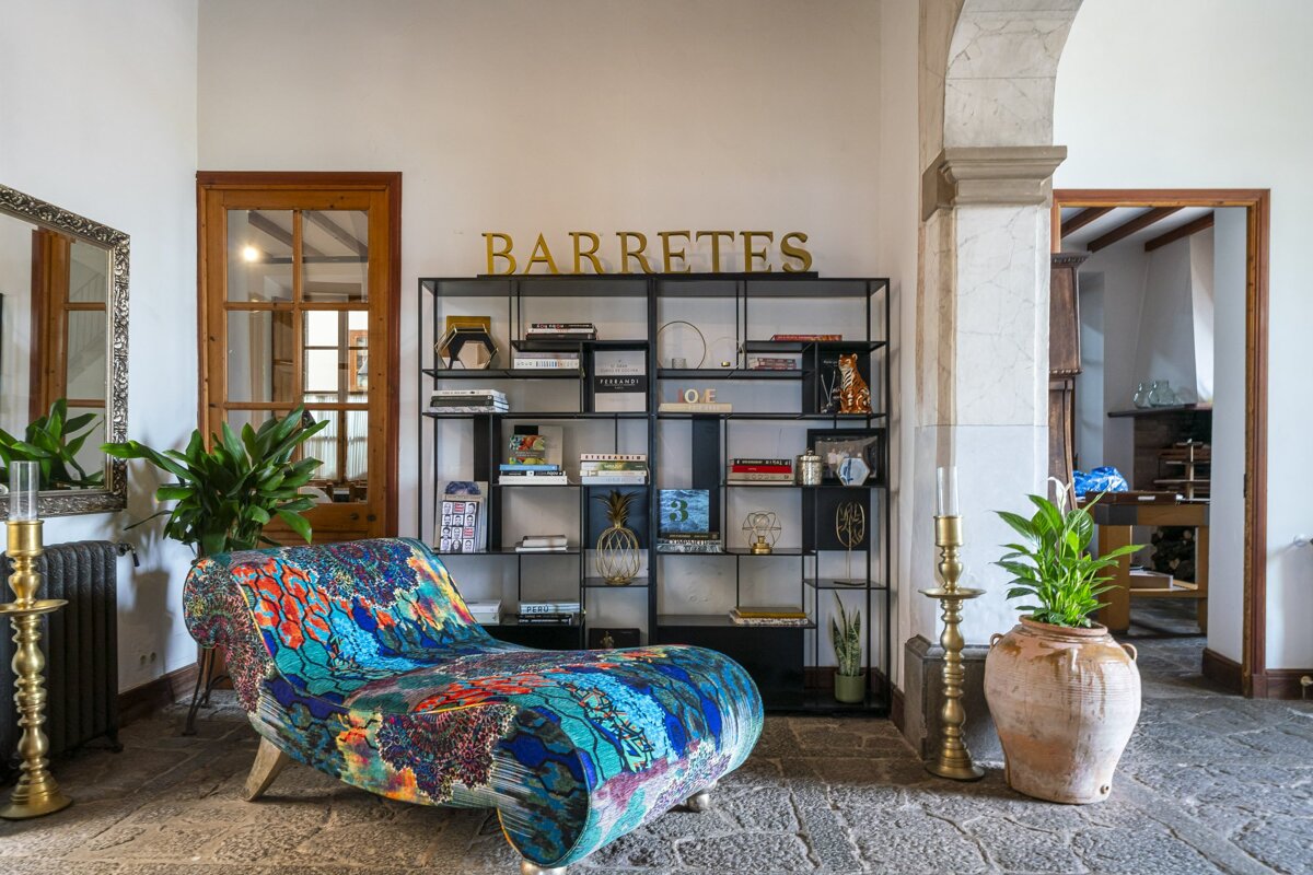 A bookshelf with the word barretes on it
