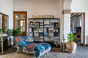 A bookshelf with the word barretes on it