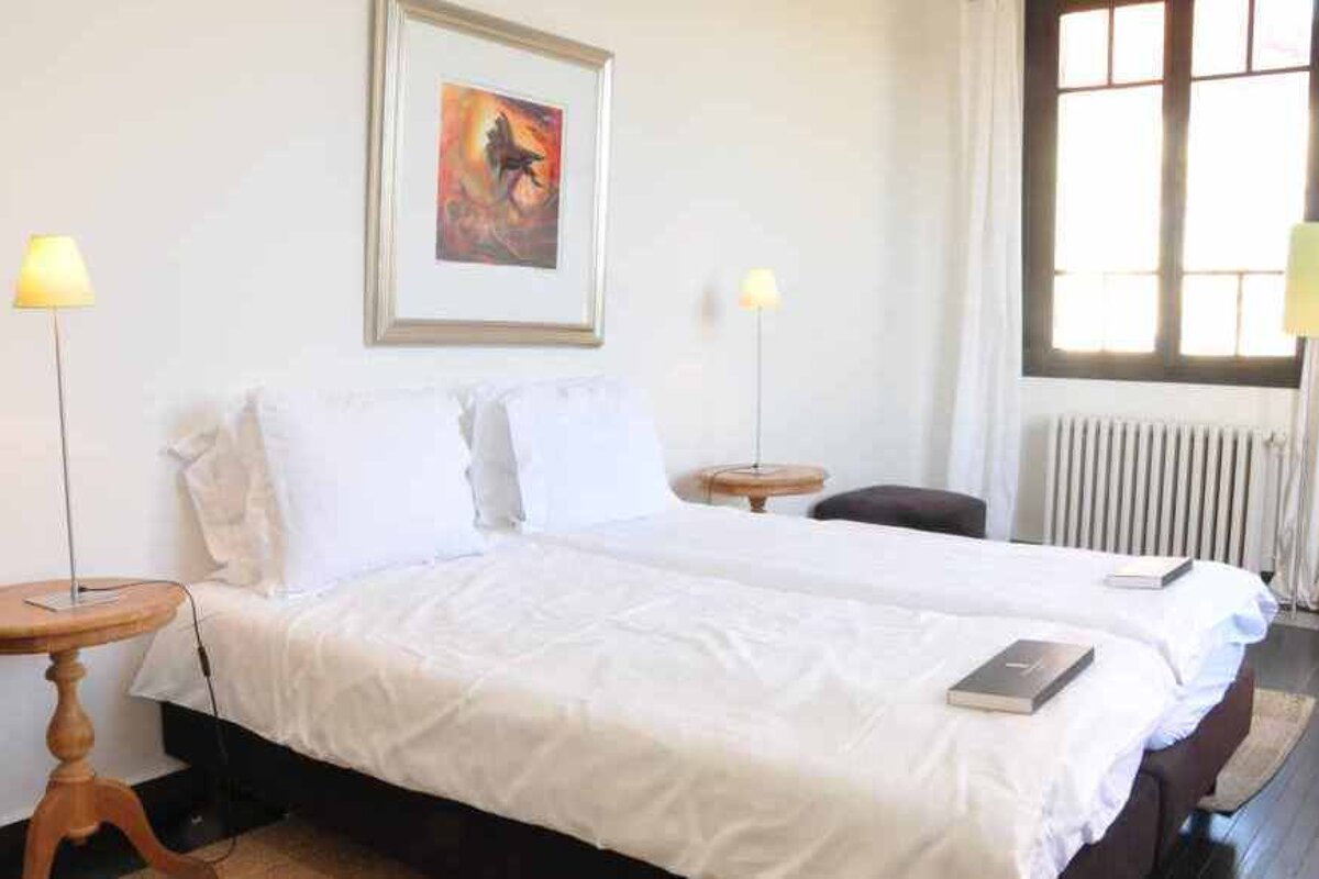 Chateau les Merles, Mouleydier double bedroom