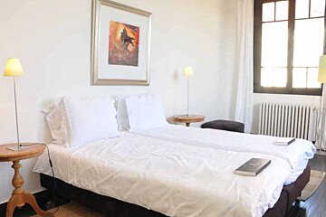 Chateau les Merles, Mouleydier double bedroom