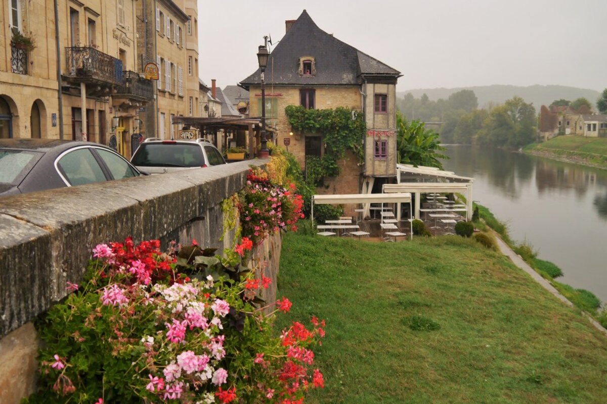 riverside by the vereze in montignac