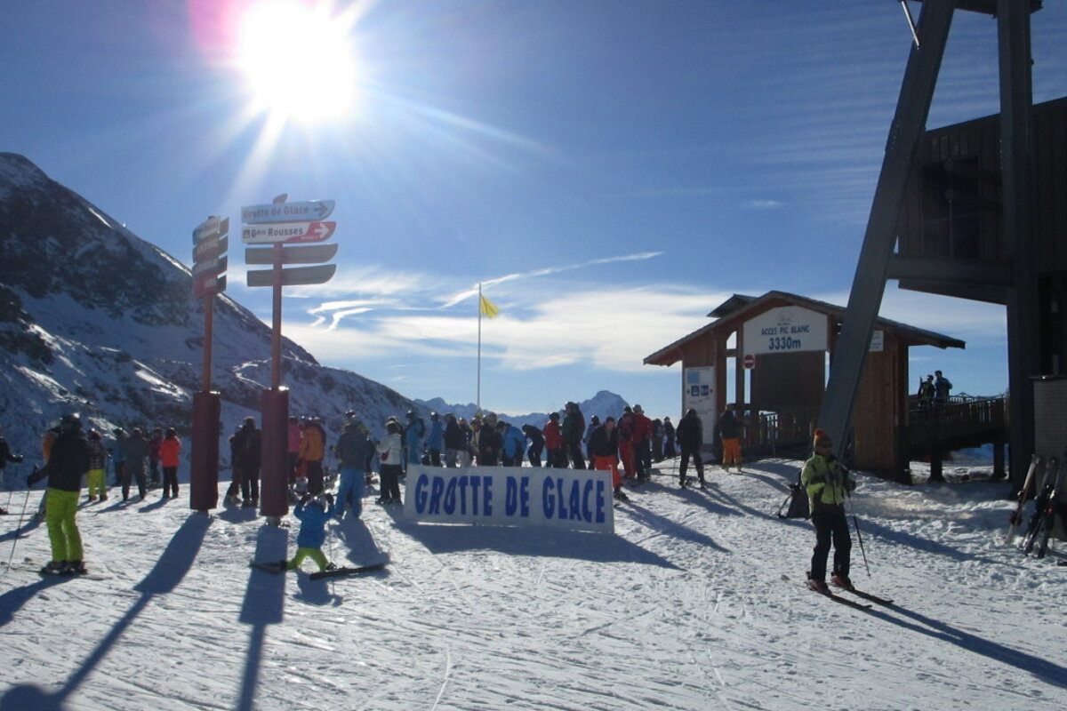 people near the grotte de glace
