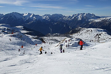 people skiing in alpe dhuez