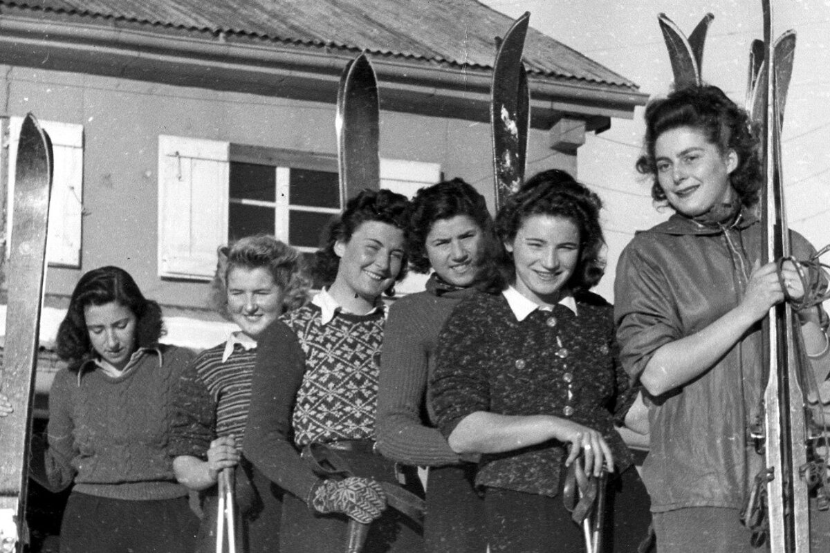 lady skiers in the 50's in chamonix