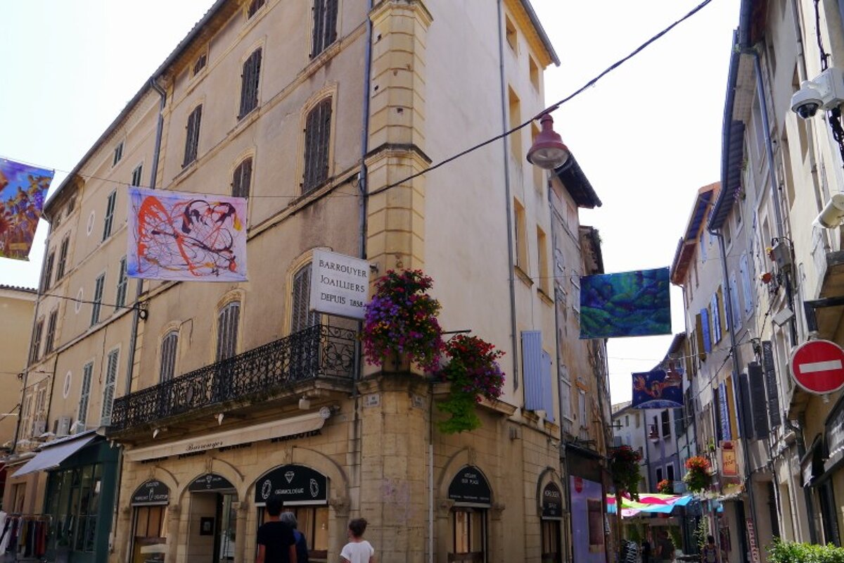 A building with a sign on it that says barquette