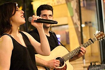 Duo Bambiz in concert at La Biskatcha, Les Gets