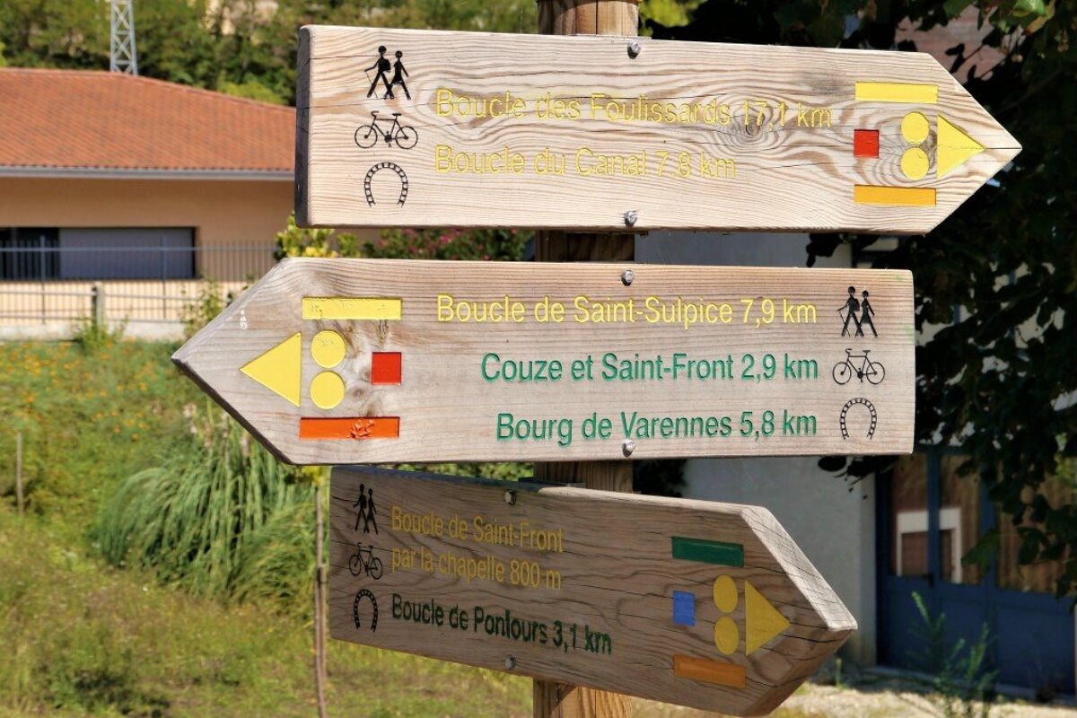 sign for cycling & walking in lalinde