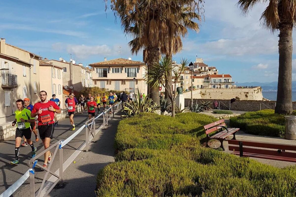 runners on the streets of Antibes