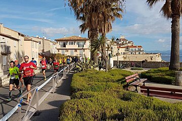 runners on the streets of Antibes