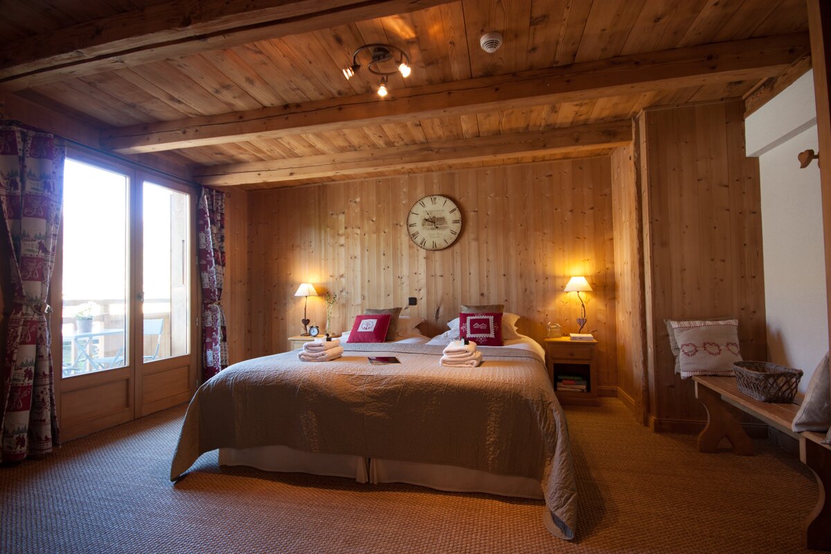 A bedroom with a bed and a clock on the wall