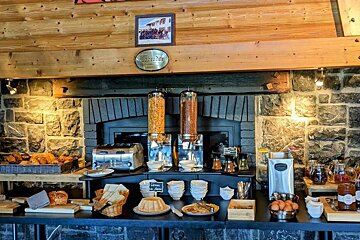 A buffet with a sign that says ' montagne ' on it