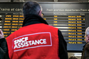 SNCF with travel board showing delays