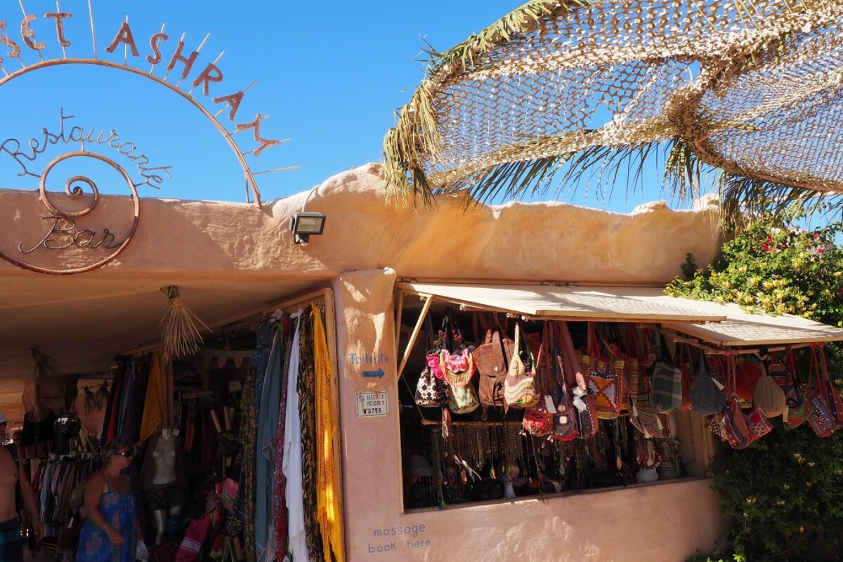 A store front with a sign that says sunset ashrax