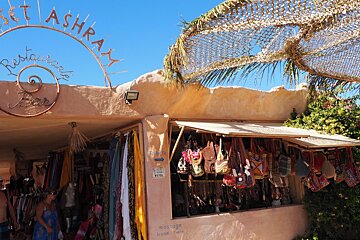 A store front with a sign that says sunset ashrax