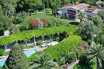 Yacht & Villa Estate Agents, Riviera exterior