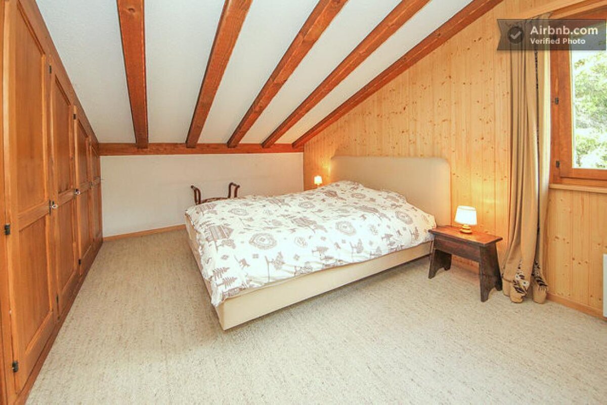 A bedroom with a verified photo on airbnb.com