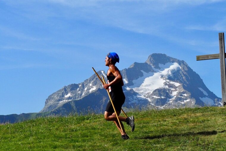 a man trail running in les 2 alpes