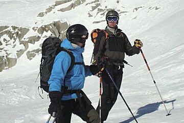 2 skiers having a chat on the pistes