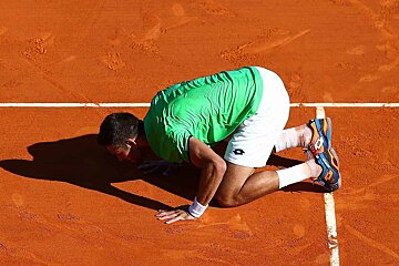 Tennis player kissing the court in monaco