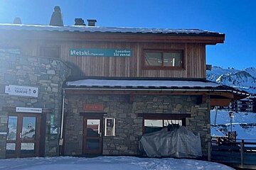 A building with a sign that says metski on it