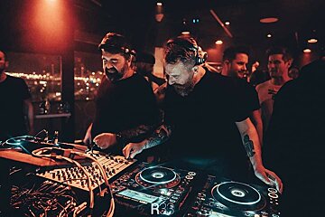 R33 at Wave Nightclub