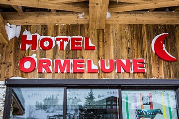 A sign that says hotel ormelune on it