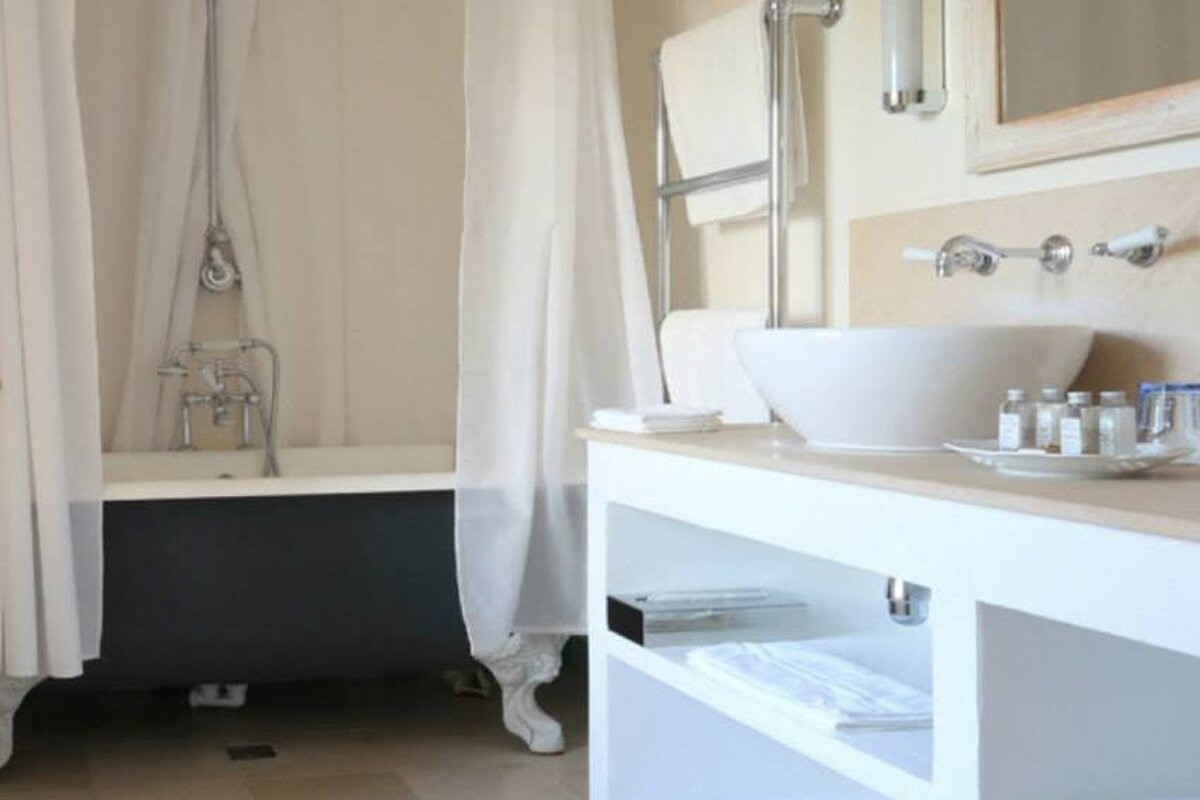 La Mare aux Oiseaux, Saint Joachim bathroom