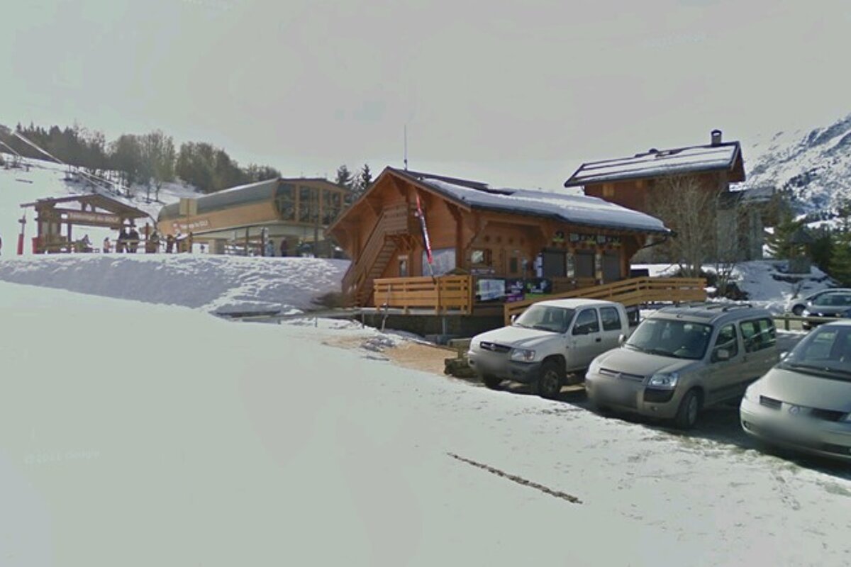 image of the lift pass kiosk with a lift behind it in meribel village
