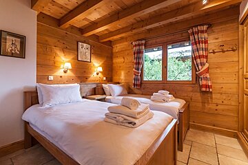 Des Amis Chalet, Morzine twin bedroom